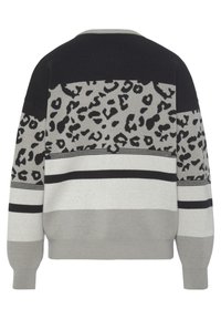 Strickpullover in Grau, Schwarz und Weiß mit einem Leopardenmuster im oberen Bereich und horizontalen Streifen am unteren Ende.