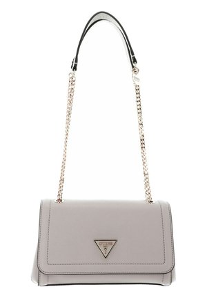 Borsa rettangolare grigia chiara con finitura testurizzata, dotata di un logo triangolare dorato e di una tracolla a catena, con dettagli neri.
