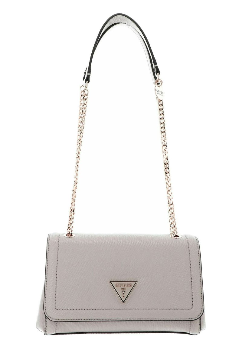 Borsa rettangolare grigia chiara con finitura testurizzata, dotata di un logo triangolare dorato e di una tracolla a catena, con dettagli neri.