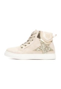 Zapatillas altas de ante beige con suela blanca, que cuentan con un acento de estrella dorada brillante y detalles metálicos dorados en el lateral.