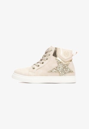 Zapatillas altas de ante beige con suela blanca, que cuentan con un acento de estrella dorada brillante y detalles metálicos dorados en el lateral.
