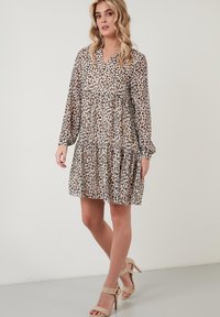 LELA REGULAR FIT - Päevakleit - leopard