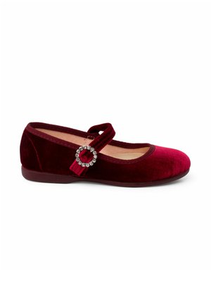 Bailarina de terciopelo carmesí Mary Jane con punta redondeada, que presenta una correa sencilla y un detalle de hebilla circular con rhinestones. Parte superior de textura suave.