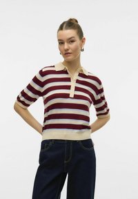 Pruhovaná polo košile s krátkým rukávem v barvách burgundy, světle modré a krémové; zapínání na knoflíky a pružný lem. Nosit s tmavě modrými džíny.