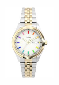 Timex polshorloge met zilver- en goudkleurige metalen band, witte wijzerplaat, meerkleurige uurmarkeringen, gouden lunette en dag- en datumweergave die Wo 14 toont.