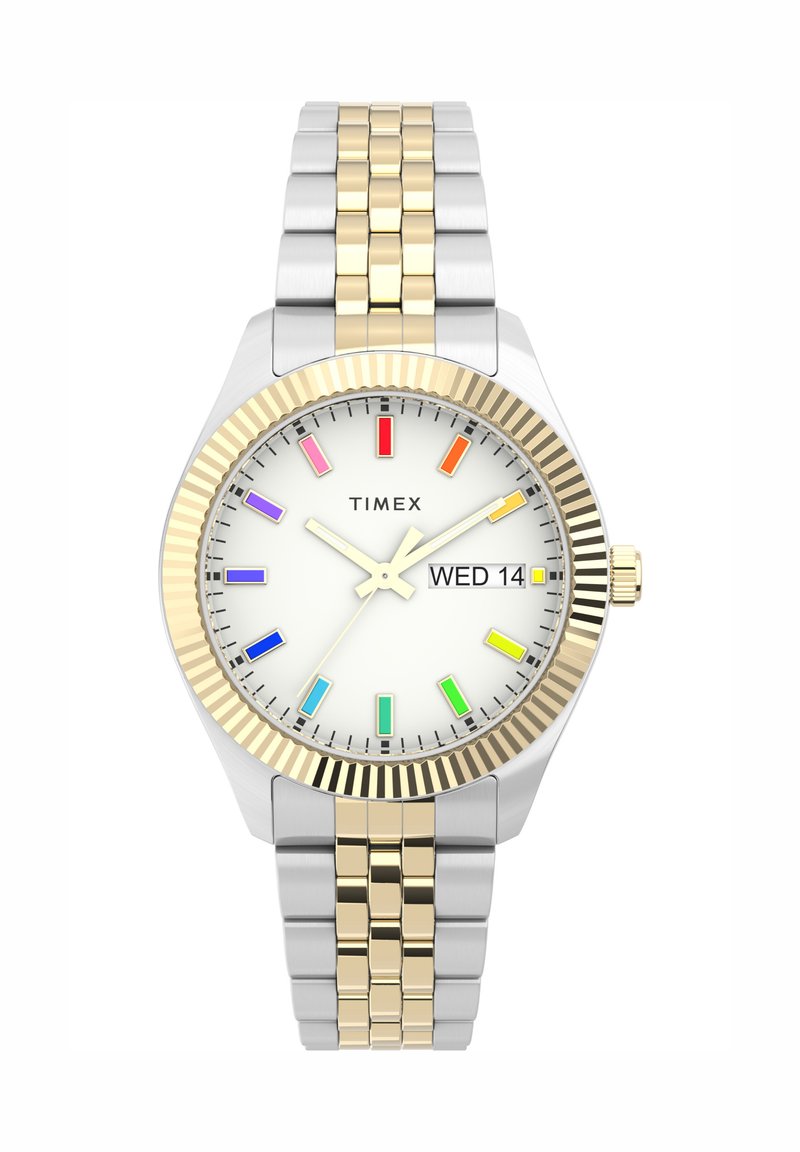 Timex polshorloge met zilver- en goudkleurige metalen band, witte wijzerplaat, meerkleurige uurmarkeringen, gouden lunette en dag- en datumweergave die Wo 14 toont.