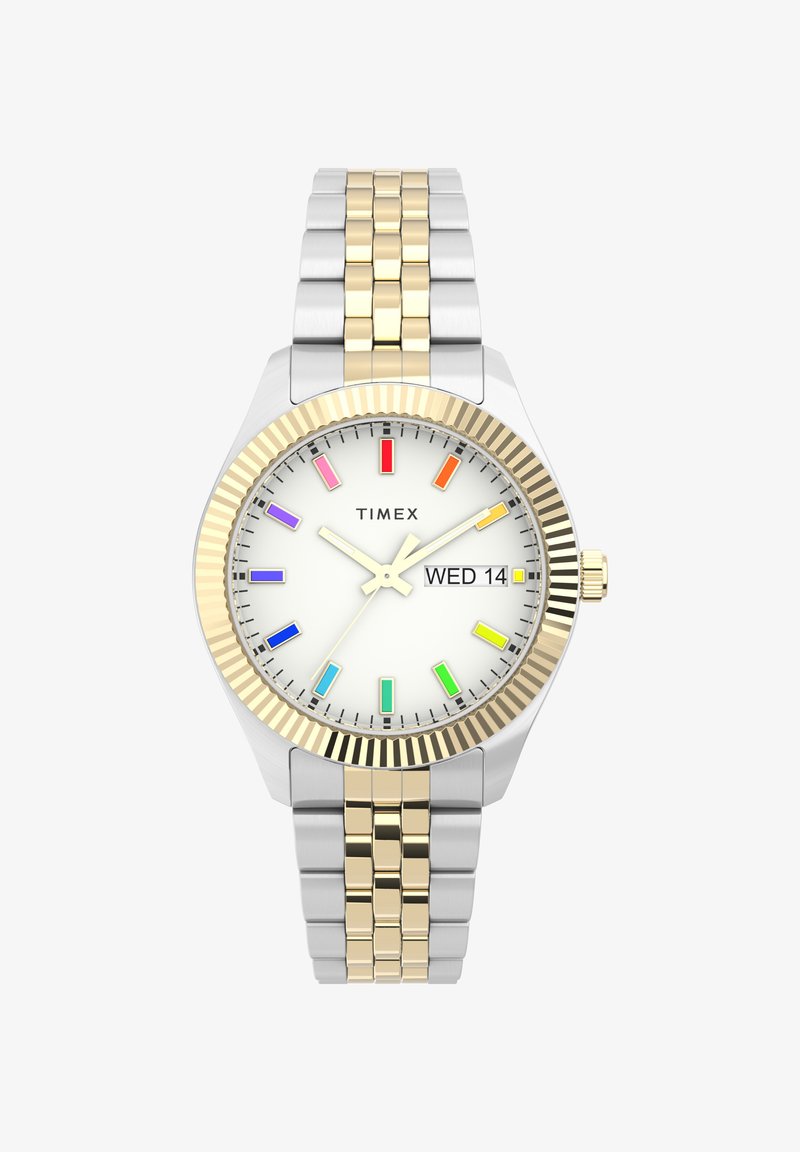 Timex polshorloge met zilver- en goudkleurige metalen band, witte wijzerplaat, meerkleurige uurmarkeringen, gouden lunette en dag- en datumweergave die Wo 14 toont.