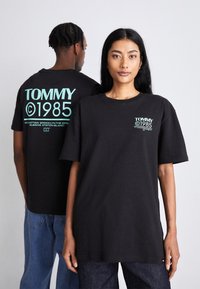 Tommy Jeans - POP UNISEX - T-shirt print - black Miniatuurafbeelding 1