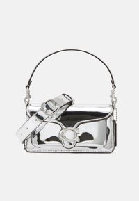 Borsa color argento metallizzato con forma strutturata, tracolla removibile e finitura lucida. Presenta una chiusura circolare prominente e dettagli di cuciture.