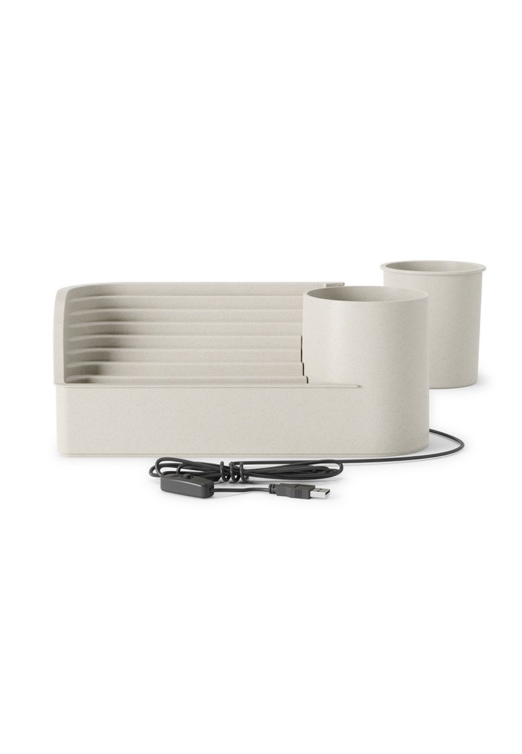 Modularer beiger Schreibtisch-Organizer mit geriffelter Ablage, zwei zylindrischen Fächern und einem schwarzen USB-Kabel mit Inline-Schalter auf weißem Hintergrund.