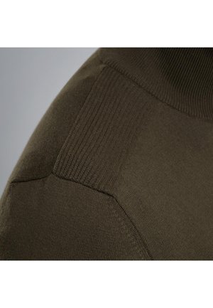 Pull en maille de couleur vert olive foncé, avec un col côtelé et des détails aux épaules, au toucher doux et à la coupe ajustée.