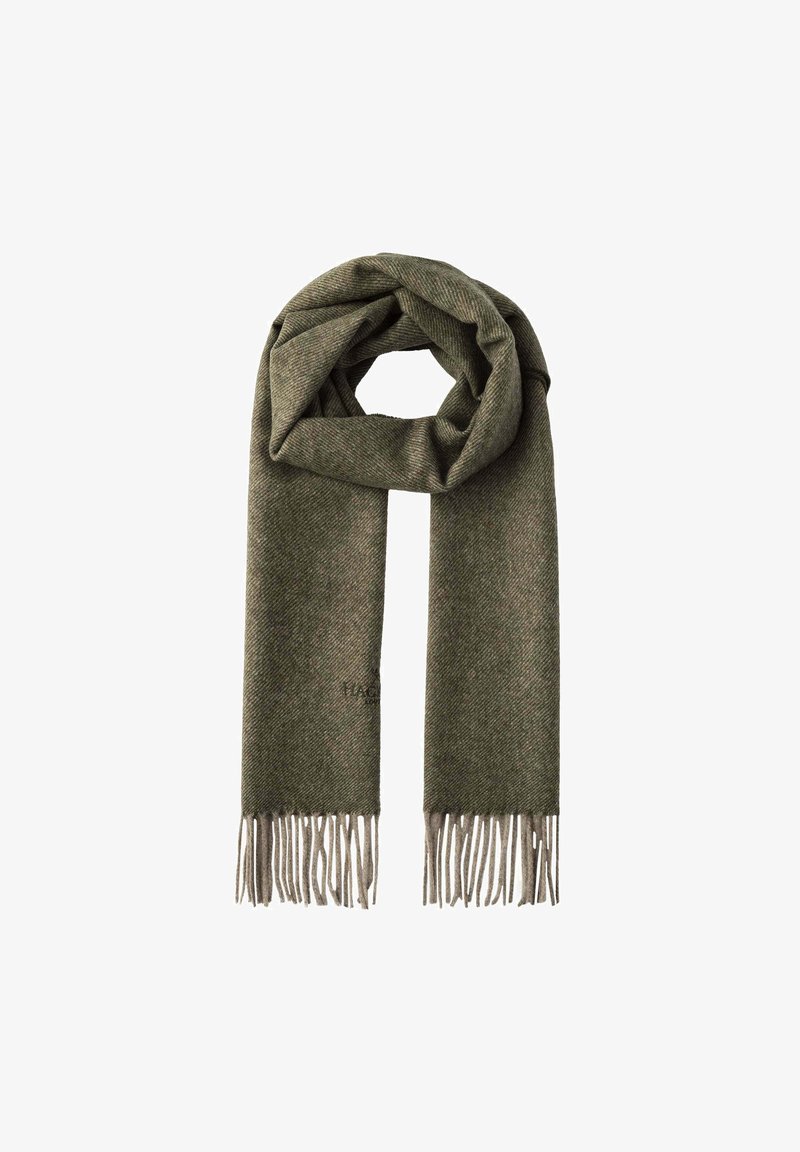 Olivengrøn tørklæde lavet af struktureret stof med et fiskebensmønster. Har frynser i enderne og et lille logo på den ene side.