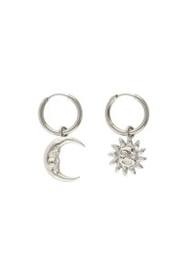 Boucles d'oreilles en argent en forme de créoles, ornées d'un croissant de lune avec des détails faciaux et d'un motif de soleil, tous deux avec des textures intriquées et des lignes épurées.
