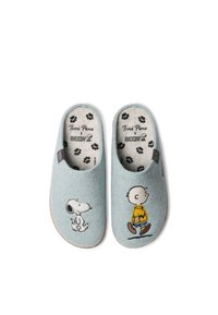 Pantofole in feltro azzurro chiaro con disegni di Snoopy e Charlie Brown. Interno morbido, forma arrotondata e suola in gomma con motivo di impronte di zampe.