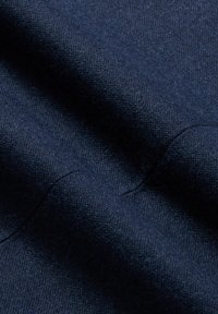 Tmavě modrá vlněná látka s jemnou texturou, vykazující subtilní tkaninový vzor a hladký spád. Žádné viditelné vzory ani kovové detaily.