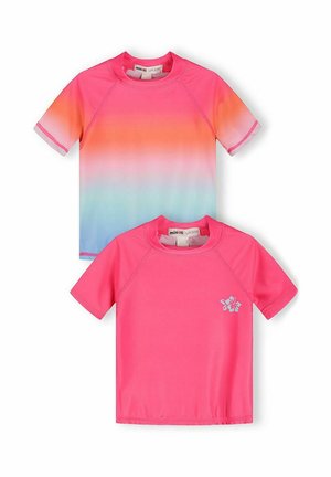 Dwie krótkie koszulki rash guard dla dzieci, jedna różowa z małym kwiatowym wzorem, druga z gradientem od różowego do niebieskiego.