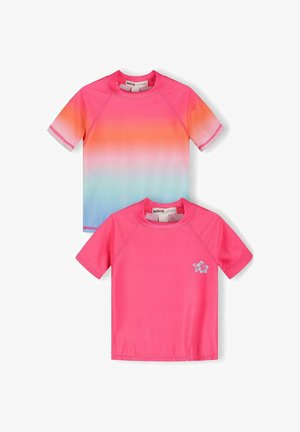 Dwie krótkie koszulki rash guard dla dzieci, jedna różowa z małym kwiatowym wzorem, druga z gradientem od różowego do niebieskiego.