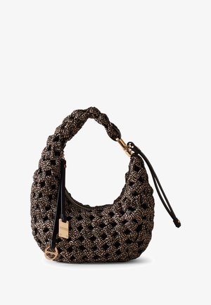 Borsa intrecciata nera e beige con tracolla annodata, presenta un accento in hardware dorato e un'apertura superiore con chiusura a zip.