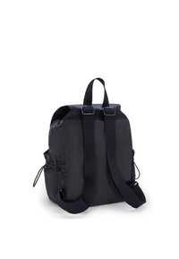 Sac à dos noir en nylon avec des bretelles ajustables, une poignée supérieure et des poches latérales. Il présente une texture lisse et un design minimaliste.