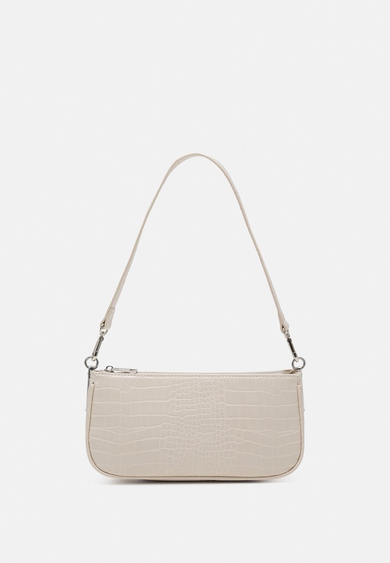 Sac à main beige en relief crocodile avec un design fin, une fermeture éclair et une bandoulière réglable ornée d'accents métalliques argentés.