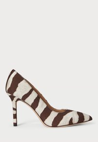 Tåspet högklackad sko i strukturerad kräm- och brun zebra-mönstrad tyg med en smal stilettklack och subtil brandingdetalj på klacken.