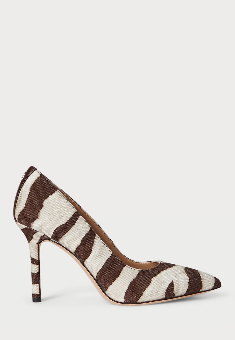 Tåspet högklackad sko i strukturerad kräm- och brun zebra-mönstrad tyg med en smal stilettklack och subtil brandingdetalj på klacken.