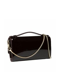 Bolso de mano de cuero patentado negro con forma rectangular, asa superior y una correa de cadena dorada desmontable. Presenta un acabado brillante.