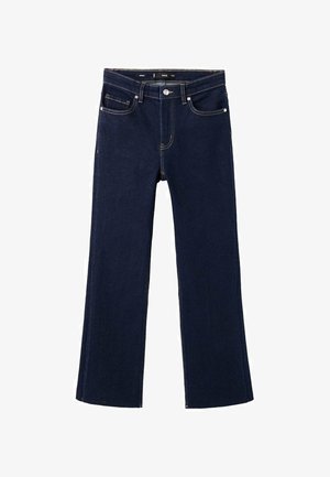 Jean bleu foncé à jambes droites avec bouton et fermeture éclair à l'avant, poches avant et petite poche, et coutures contrastées sur fond blanc.