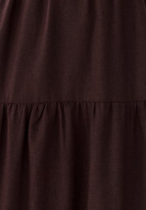 Tessuto marrone con una superficie strutturata. Presenta una cucitura arricciata nella parte inferiore, che indica un design a strati. Materiale liscio e leggero.