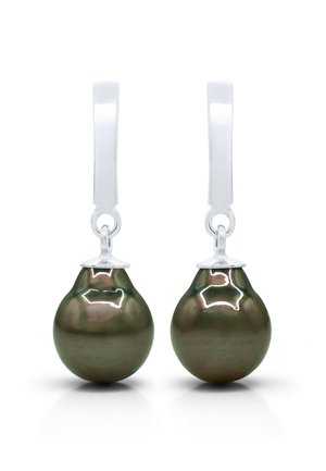 Boucles d'oreilles goutte en argent avec de grands pendentifs en perle iridescente vert foncé suspendus à des crochets lisses.