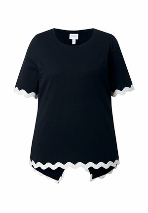 Schwarzes kurzärmeliges Oberteil mit weißem, wellenförmigem Besatz an Ärmeln und Saum, rundem Ausschnitt und asymmetrischem Saum mit kleinen seitlichen Schlitzen.