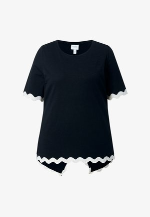 Černý krátký rukáv s bílým vlnitým lemováním na rukávech a spodním lemu, kulatý výstřih a asymetrický spodní lem s malými bočními rozparky.