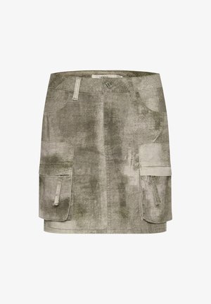 Olive roheline cargo seelik, mis on valmistatud struktureeritud kangast, kahe külje tasku ja nupuga sulgemisega. Sirge lõige koos peente kulumise detailidega.