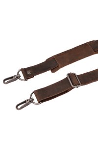 Hnědý kožený pásek s kovovými sponami a přezkou, vyznačující se hladkým povrchem a zesíleným šitím podél okrajů.