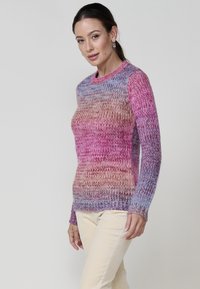 Mehrfarbiger Strickpullover mit Rundhalsausschnitt, strukturiertem Muster und langen Ärmeln, der von lila zu rosa Tönen übergeht.