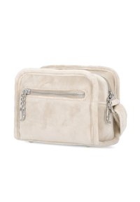 Borsa in peluche beige di forma rettangolare, con una tasca frontale con zip e dettagli in metallo argentato. Tessuto morbido e bordi cuciti.