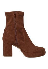 Bottine en suede marron avec un talon carré, fermeture à glissière sur le côté, bout arrondi et coutures contrastantes. Texture lisse avec une finition mate.