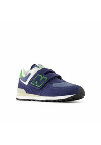 Sininen mokkanahkakenkä vihreillä yksityiskohdilla ja valkoisilla detaljeilla, jossa on tarranauha, teksturoitu kangas ja musta kumipohja.