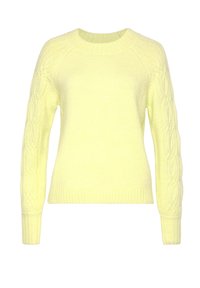 Hellgelber Strickpullover mit rundem Ausschnitt, Kabelstrickmuster an den Ärmeln sowie gerippten Bündchen und Saum. Weiche Textur, leichtes Design.