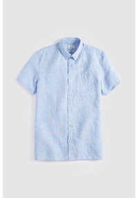 Chemise bleu clair à manches courtes en tissu texturé, avec un col boutonné et une poche poitrine unique.