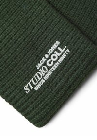 Donkergroen gebreide beanie met ribbelstructuur, met witte geborduurde logo's: "Jack & Jones" en "Studio Coll."