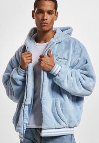 Karl Kani METAL SIGNATURE OS FUR FULL ZIP - Fleecejakke - lightblue