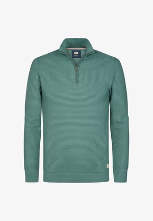 Pulover verde tricotat cu guler cu fermoar de un sfert, model texturat, manșete și tiv cu rebru, și o etichetă subtilă cu logo pe parte.