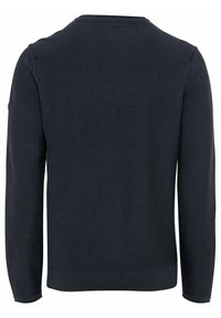 Pull en maille bleu marine avec une finition texturée, doté d'un col rond et de poignets et ourlet côtelés. Comprend une petite étiquette logo discrète au dos.