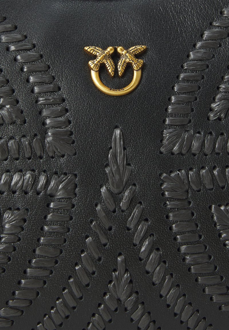 Borsa a tracolla in pelle nera con intricato cucito in rilievo e un accento in hardware dorato con un motivo a due uccelli. Superficie testurizzata con motivi floreali.
