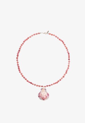 Halskette mit runden rosa Perlen und einem zentralen rosa-weißen Jakobsmuschelanhänger, goldener Verschluss und kleine goldene Akzente zwischen den Perlen.