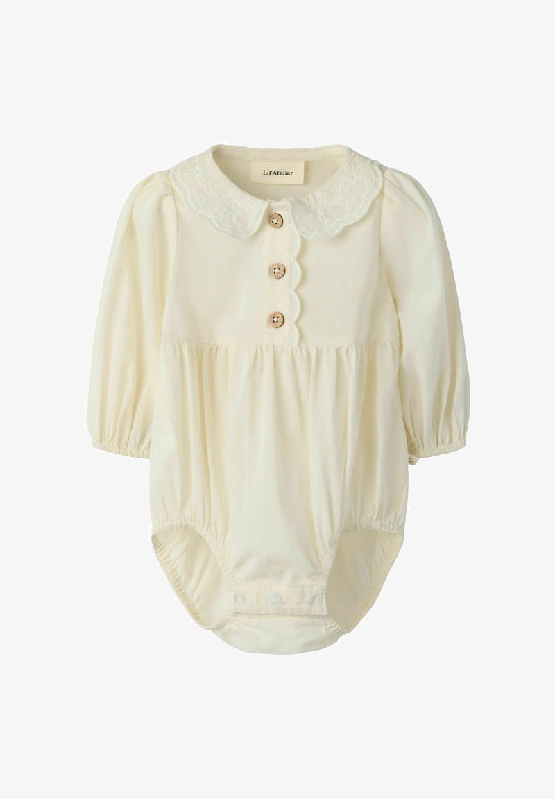 Barboteuse bébé à manches longues couleur crème avec col à bord festonné, trois boutons en bois sur le devant et pressions à l'entrejambe.