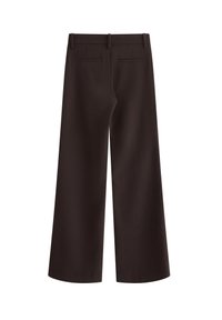 Pantaloni a gamba larga in tessuto marrone scuro, con una texture liscia, due tasche posteriori e passanti per cintura in vita per una vestibilità regolabile.