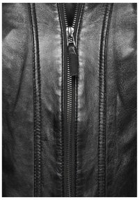 Schwarze Lederjacke mit einem zentralen Reißverschluss mit Metallzähnen, detaillierter Nahtverarbeitung und einer glatten, strukturierten Oberfläche.