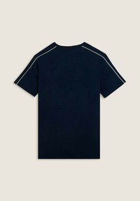 Camiseta azul marino de algodón, con mangas cortas y escote redondo, adornada con costuras blancas contrastantes a lo largo de las costuras de los hombros.